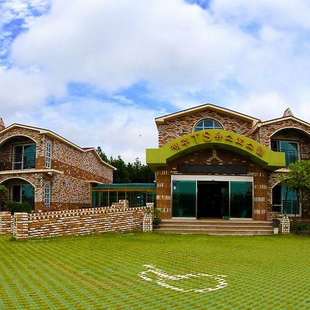 סאוגוויפו Jeju Ts Youth Hostel & Resort מראה חיצוני תמונה